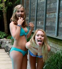 Kiara Lorens fingering her